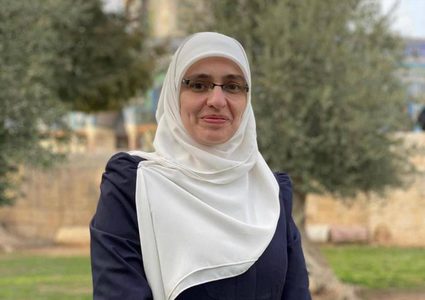 سلطات الاحتلال تسلم مرابطة مقدسية بلاغا لمراجعة مخابراته