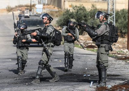 قوات الاحتلال تعتقل سيدتين بالقرب من مخيم العروب شمال الخليل