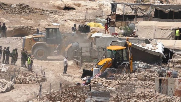 قوات الاحتلال تخطر بوقف العمل بمسكن جنوب الخليل
