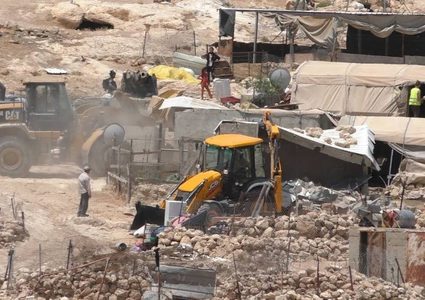 قوات الاحتلال تخطر بوقف العمل بمسكن جنوب الخليل