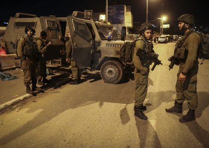 قوات الاحتلال تغلق المدخل الرئيسي لبلدة بيت أمر شمال الخليل