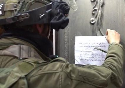 قوات الاحتلال تخطر بوقف العمل في منزل  بمسافر يطا جنوب الخليل