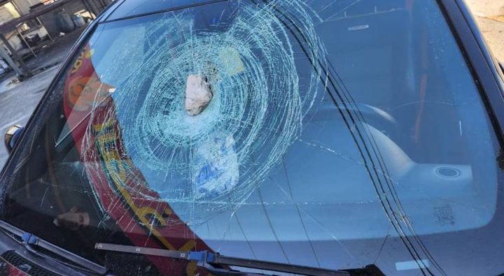 مستوطنون يحطمون مركبة قاضيين قرب حوارة جنوب نابلس