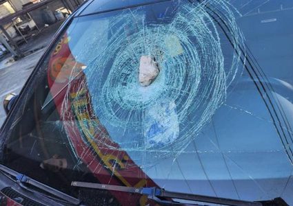 مستوطنون يحطمون مركبة قاضيين قرب حوارة جنوب نابلس