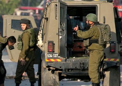 الاحتلال يعتقل 17 مواطنا من الضفة بينهم والد وشقيق الشهيد حامد