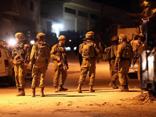 قوات الاحتلال تعتقل شابا قرب الحرم الإبراهيمي