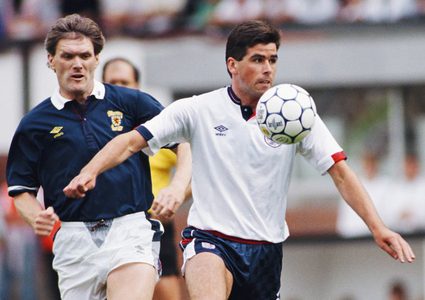 لاعب إنجلترا ومانشستر يونايتد الأسبق يصبح "ساعي بريد"