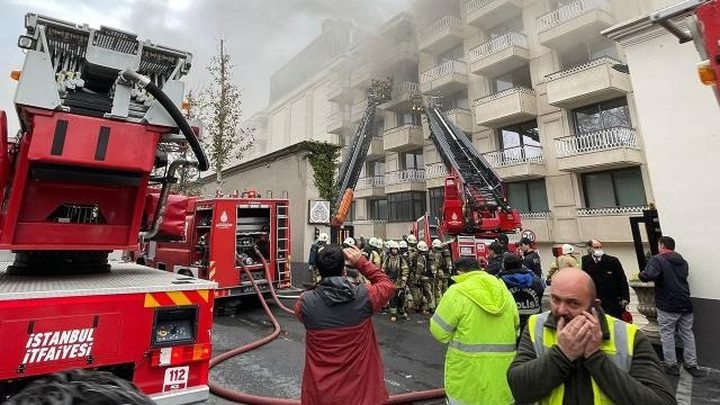 النيران تلتهم فندق فاخرا في اسطنبول