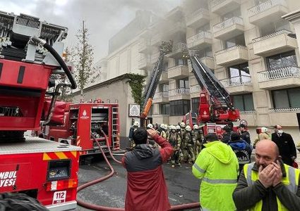 النيران تلتهم فندق فاخرا في اسطنبول