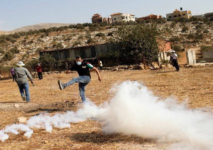 اصابات في بيت دجن خلال مواجهات اندلعت مع الإحتلال