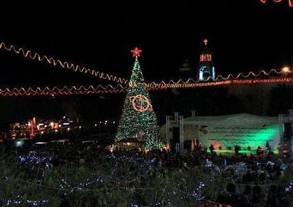 بيت جالا تحتفل بإضاءة شجرة الميلاد المجيد