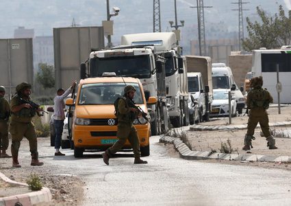 قوات الاحتلال تعتقل شابين من جنين على حاجز حوارة