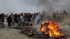 قوات أفغانية تقتل 6 مدنيين في إطلاق نار عبر الحدود