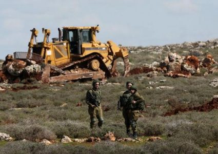 مستوطنون يجرفون أراضي زراعية جنوب الخليل