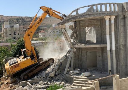 سلطات الاحتلال تجبر مواطنا على هدم منزله في الطيبة