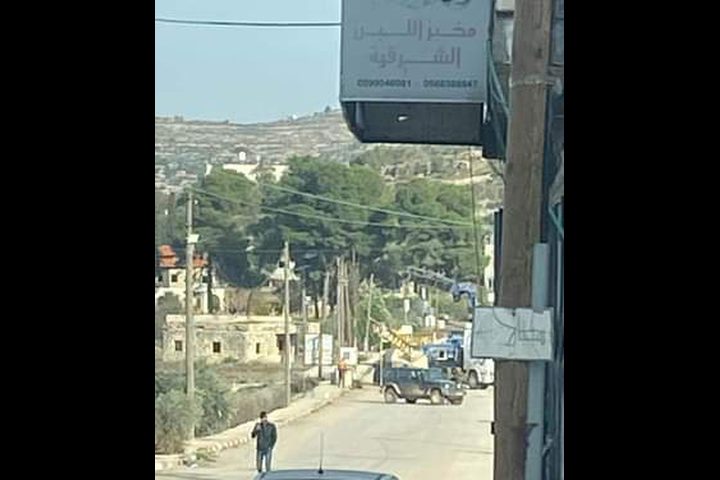 الاحتلال ينصب بوابة حديدية على مدخل اللبن الشرقية