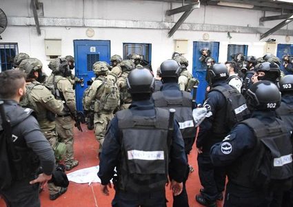 وحدات القمع تقتحم قسم (1) في سجن "ريمون"