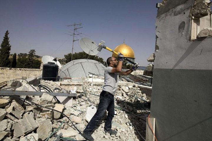 سلطات الاحتلال تجبر مواطنا على هدم منزله في العيسوية شرق القدس