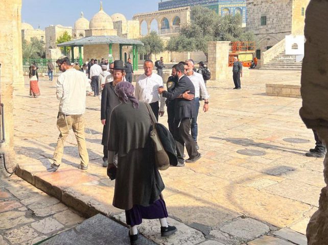 إزالة لافتات تمنع دخول المستوطنين للأقصى