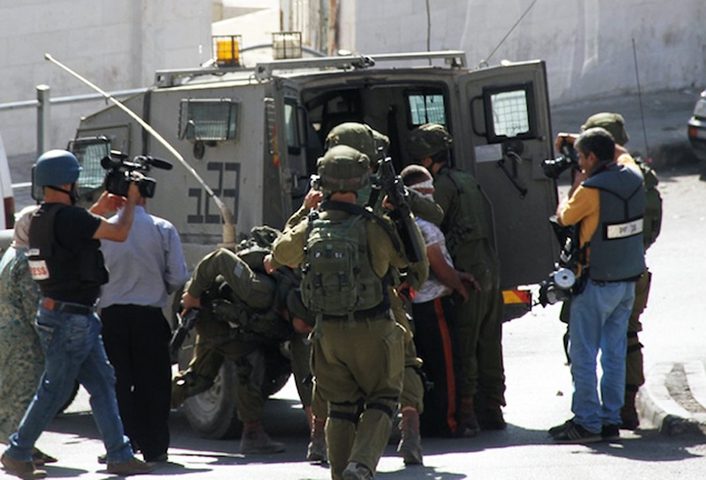 قوات الاحتلال تشن حملة اعتقالات ومداهمات في الضفة والقدس