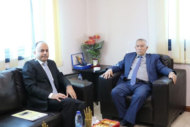 التميمي يطلع السفير المصري على التطورات الفلسطينية