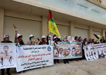 وقفة اسناد مع الأسرى المرضى أمام الصليب الأحمر في الخليل