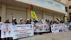 وقفة اسناد مع الأسرى المرضى أمام الصليب الأحمر في الخليل