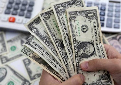 الدولار يتراجع بنحو 1% مقابل اليورو مع تباطؤ التضخم في تشرين الثاني