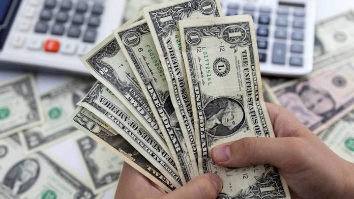 الدولار يتراجع بنحو 1% مقابل اليورو مع تباطؤ التضخم في تشرين الثاني