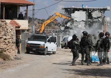الاحتلال يهدم بركسا وأسوارا في بلدة الجيب شمال غرب القدس