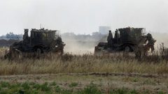 آليات الاحتلال تتوغل شرق غزة وسط أعمال تجريف