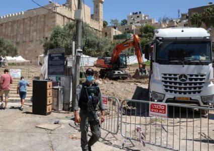 الاحتلال يواصل حفرياته في محيط الحرم الإبراهيمي والبكري يطالب بحماية التراث