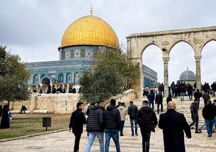 عشرات المستوطنين يقتحمون الأقصى