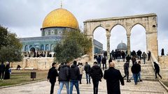 عشرات المستوطنين يقتحمون الأقصى