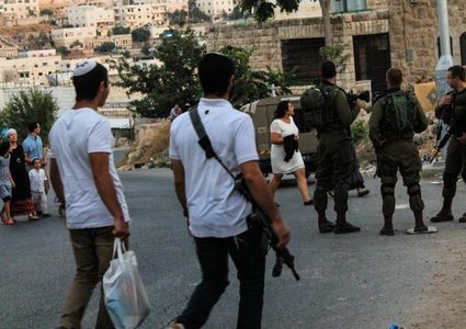 مستوطنون يهدمون سقف محطة للمحروقات وسط الخليل