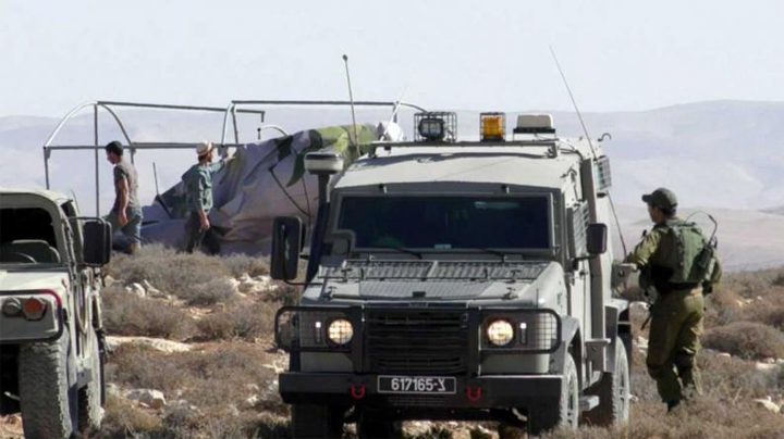 الاحتلال يستولي على خيمتين وكرفان زراعي في الخليل