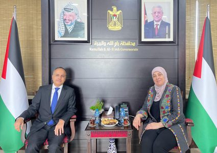 غنام تطلع السفير المصري على آخر المستجدات الفلسطينية