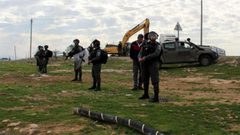 الاحتلال يستولي على خيمتين وكرفان زراعي في الخليل