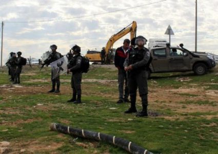 الاحتلال يستولي على خيمتين وكرفان زراعي في الخليل