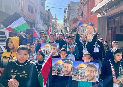 مسيرة في مخيم الأمعري تطالب بحرية ابو حميد