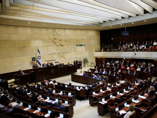 الكنيست تصادق بالقراءة الأولى على قانون يسمح بتعيين وزير مدان جنائيا
