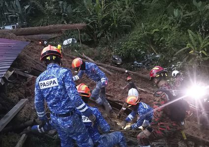 ثمانية قتلى وعشرات المفقودين في انهيار أرضي في ماليزيا