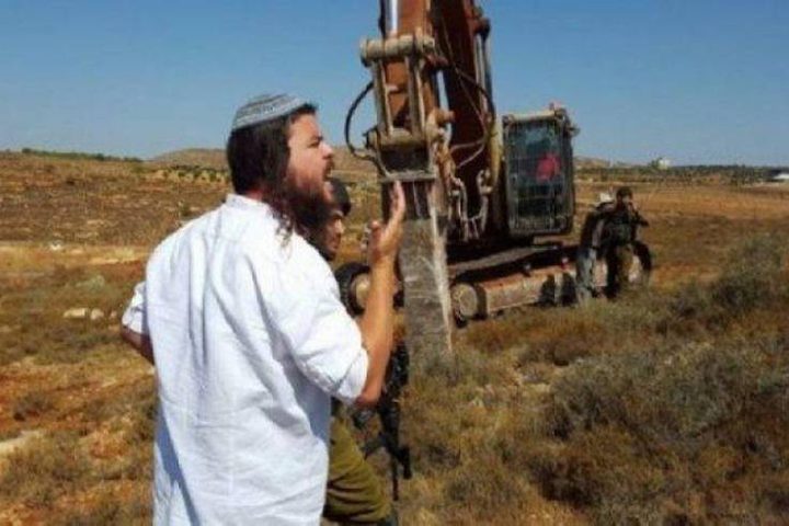 مستوطنون يشقون طريقا في أراضي المواطنين جنوب دورا