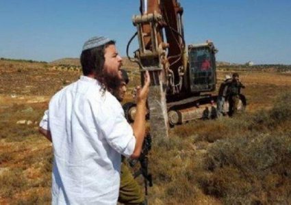 مستوطنون يشقون طريقا في أراضي المواطنين جنوب دورا