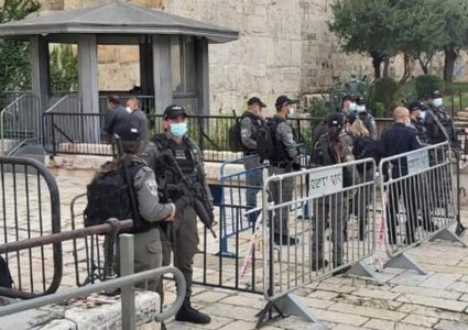 الاحتلال يعرقل وصول المصلين لصلاة الجمعة في الأقصى