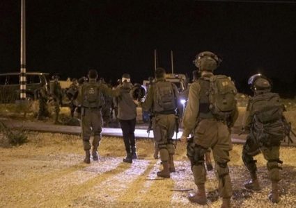 الاحتلال يعتقل شقيقين وأسيرا محررا من بيت أمر