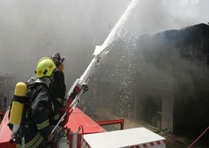 اخماد حريق في مشغل الأحذية في الخليل