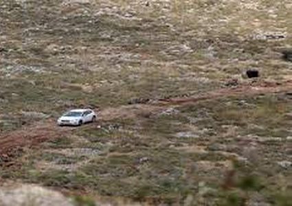 مستوطنون يشقون طريقا ترابية قرب قصرة جنوب نابلس