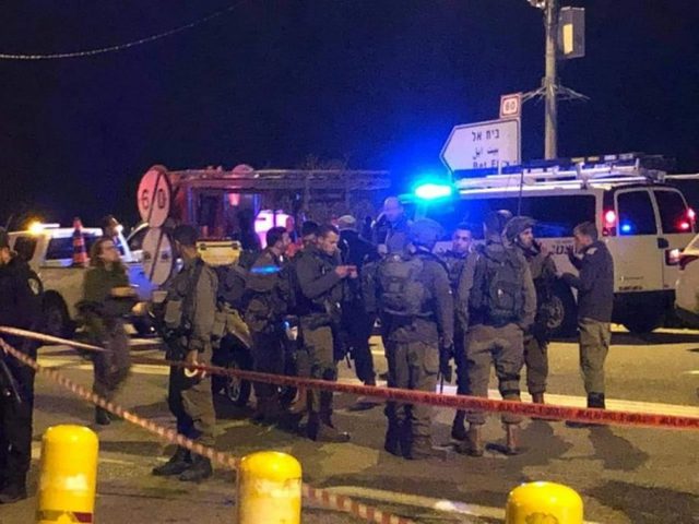جندي اسرائيلي يطلق النار على حارسي مستوطنة بعد ان ظن أنهما فلسطينان
