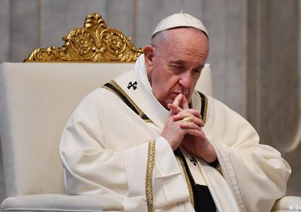 بابا الفاتيكان وقع خطاب استقالة عام 2013 لاستخدامه في حالة اعتلال صحته